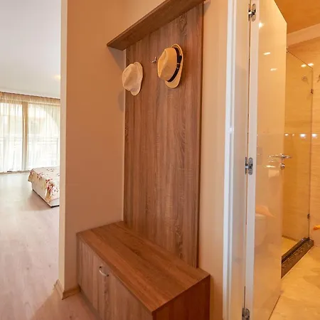 Ξενοδοχείο με διαμερίσματα Boutique Rose Gardens 4*