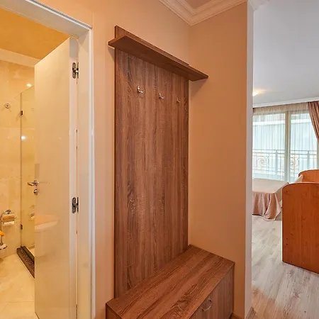 Ξενοδοχείο με διαμερίσματα Boutique Rose Gardens 4*